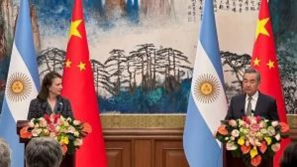 El ministro de Relaciones Exteriores y miembro del Buró Político del Comité Central del Partido Comunista, Wang Yi, destacó que la Republica Popular China no interferirá en los asuntos internos de Argentina y respeta la decisión del pueblo argentino de a