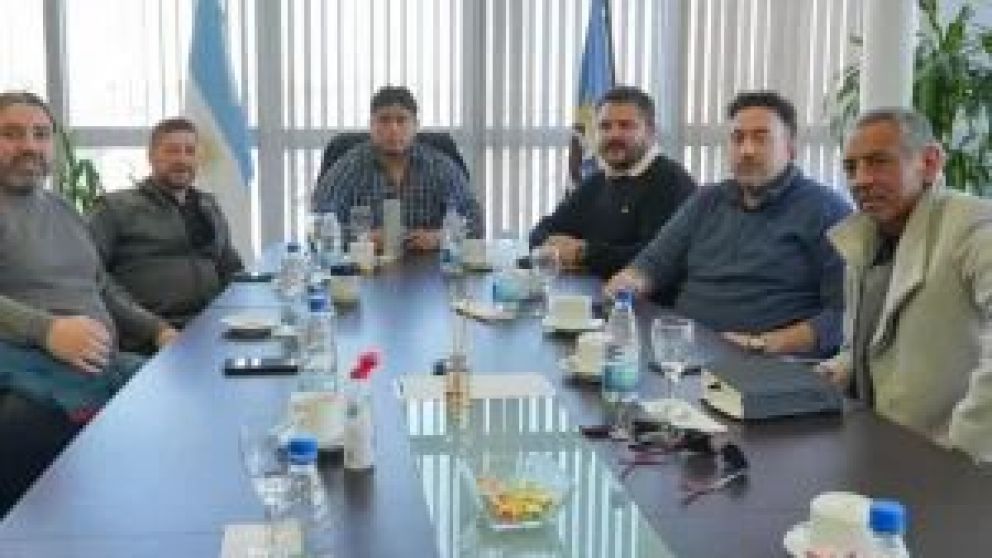 El gobernador de Santa Cruz reunió a intendentes y presidentes de comisiones de fomento del norte para analizar las consecuencias de la salida de YPF de los yacimientos que tiene bajo explotación.