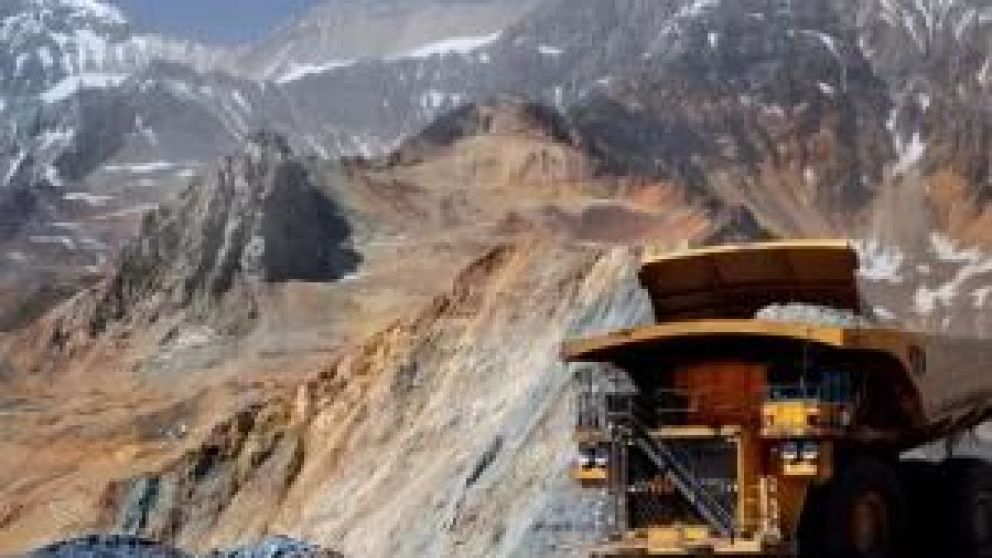 La oportunidad de lograr alguna estabilidad para que se den finalmente las grandes inversiones para ampliar operaciones en marcha y construir nuevos proyectos sigue estando en el horizonte minero. Luis Lucero, secretario de Minería, atiende las urgencias