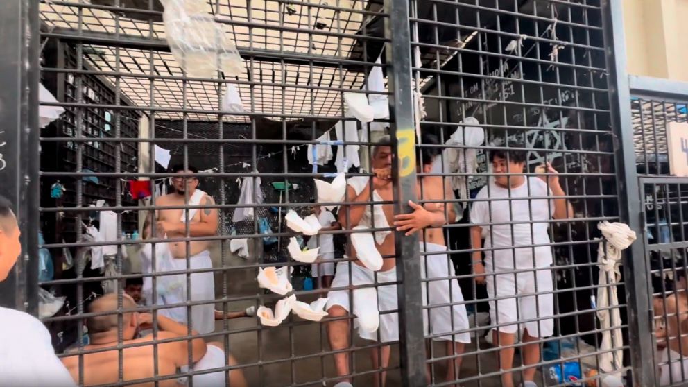Crónica en El Salvador: así es por dentro la mega cárcel de Bukele.