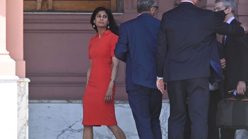 La número 2 del FMI, Gita Gopinath, llegó en febrero a Buenos Aires y ahora envió al equipo técnico