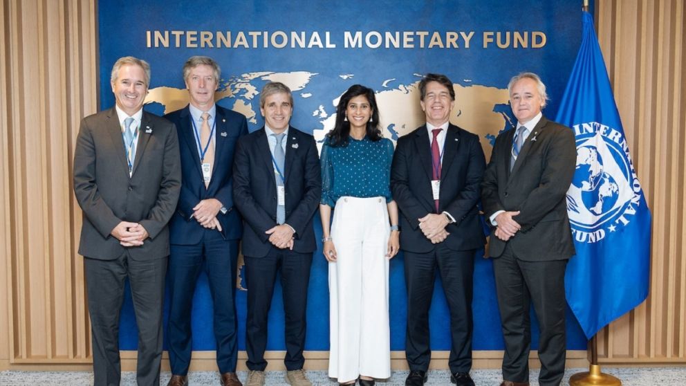 Gita Gopinath junto con la delegación argentina que viajó a Estados Unidos