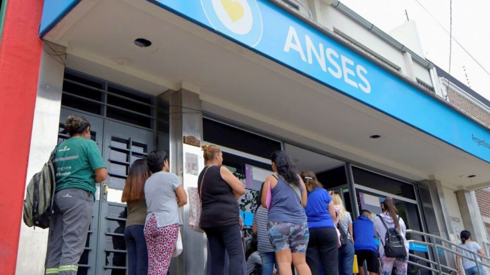 El seguro de desempleo tiene como objetivo mitigar la brusca caída de ingresos provocada por la pérdida involuntaria del empleo,