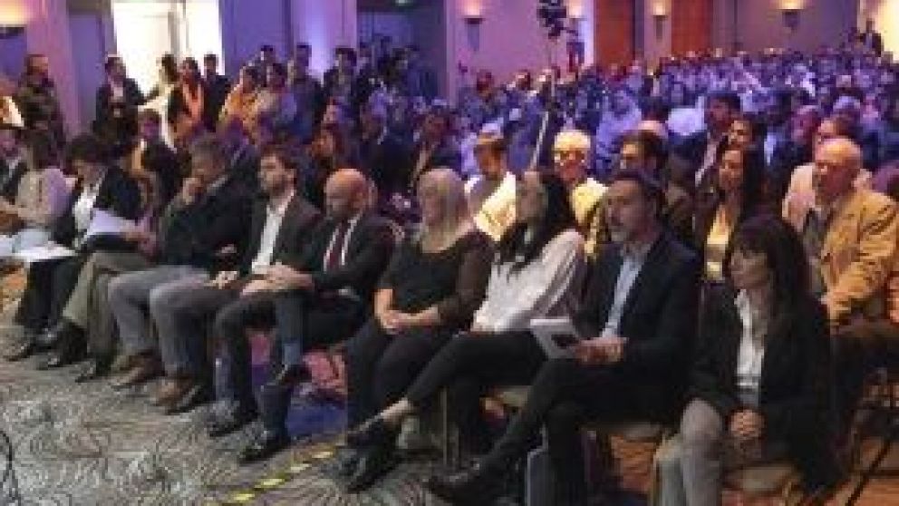 Con la participación de funcionarios locales, provinciales y nacionales, delegaciones europeas y empresarios del sector, se avanzó en el debate de la transición energética, el avance de combustibles sustentables como el hidrógeno verde y la construcción