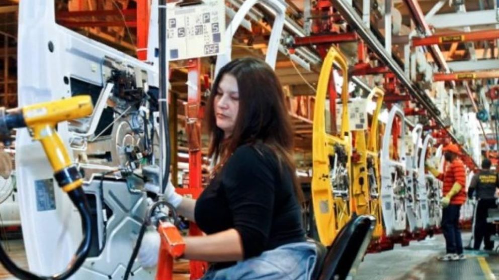 Los hogares gastaron menos en compras de bienes y más en adquirir servicios