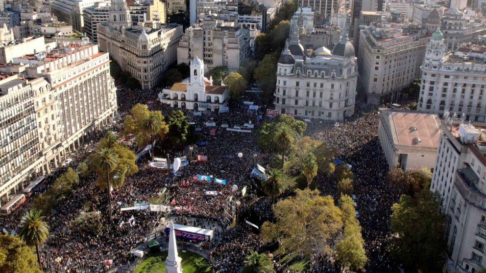 Las universidades colmaron la plaza en defensa de la educaci�n p�blica.