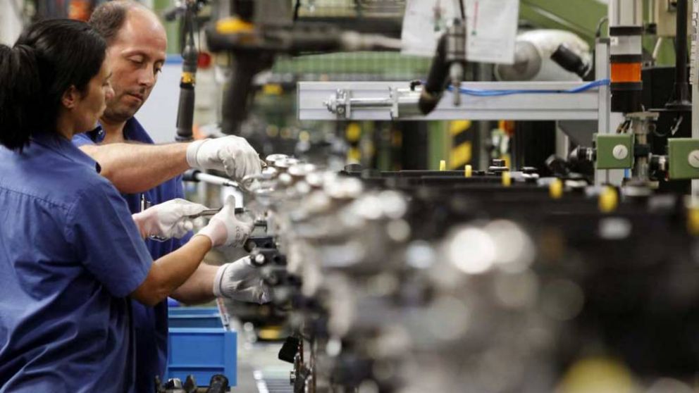 La producción de la industria pyme cayó casi 4% en octubre