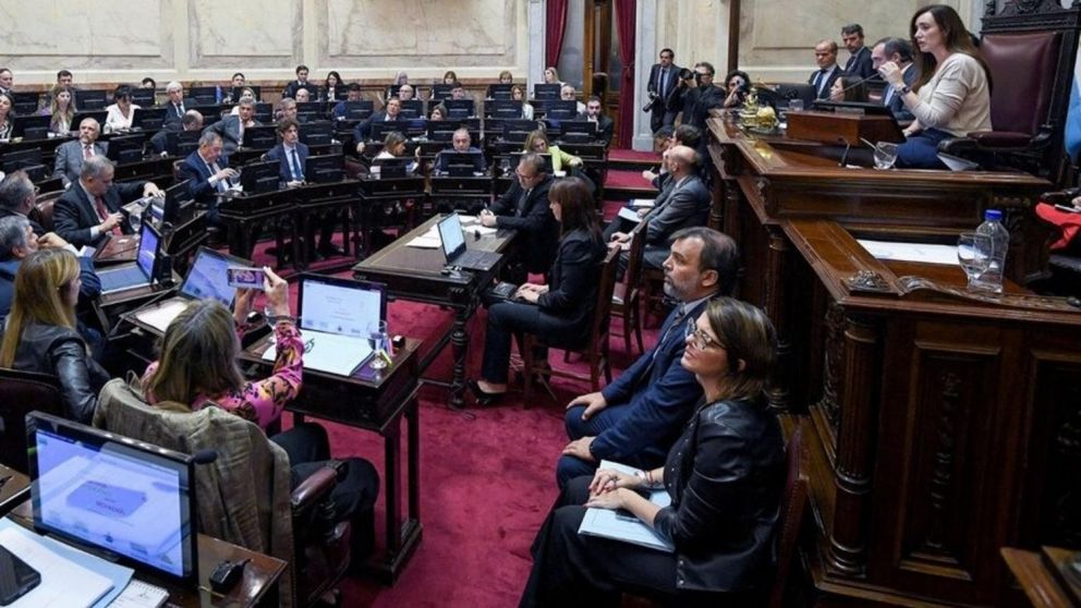 Los senadores se aumentaron las dietas en plena sesión