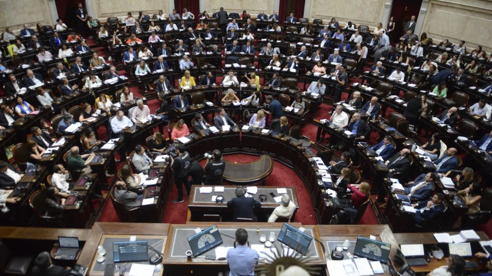 Diputados debate la ley ómnibus y hay incidentes frente al Congreso