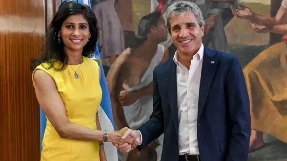 Caputo se reúne con el FMI en busca de más divisas