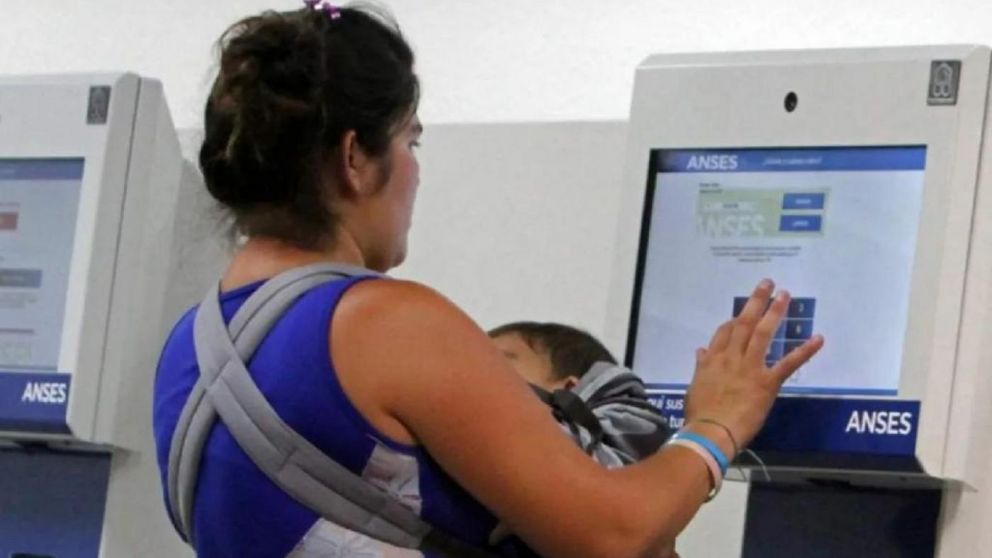 La AUH se cobra con un 2,9% de aumento en abril