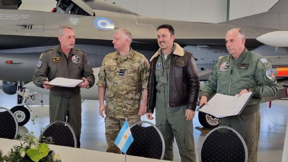 En Dinamarca, Petri firm� el acuerdo por los F-16