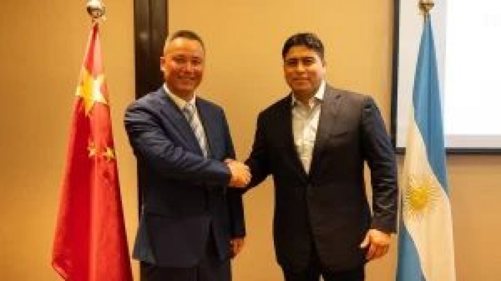 El gobernador de Santa Cruz firmó un histórico convenio con representantes económicos de la ciudad china de Fuzhou, por inversiones en minería, energía, alimentos e indumentaria.