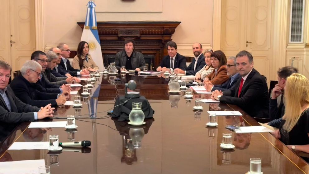 El Presidente convocó a sus colaboradores de urgencia, tras al abrupto final de la gira
