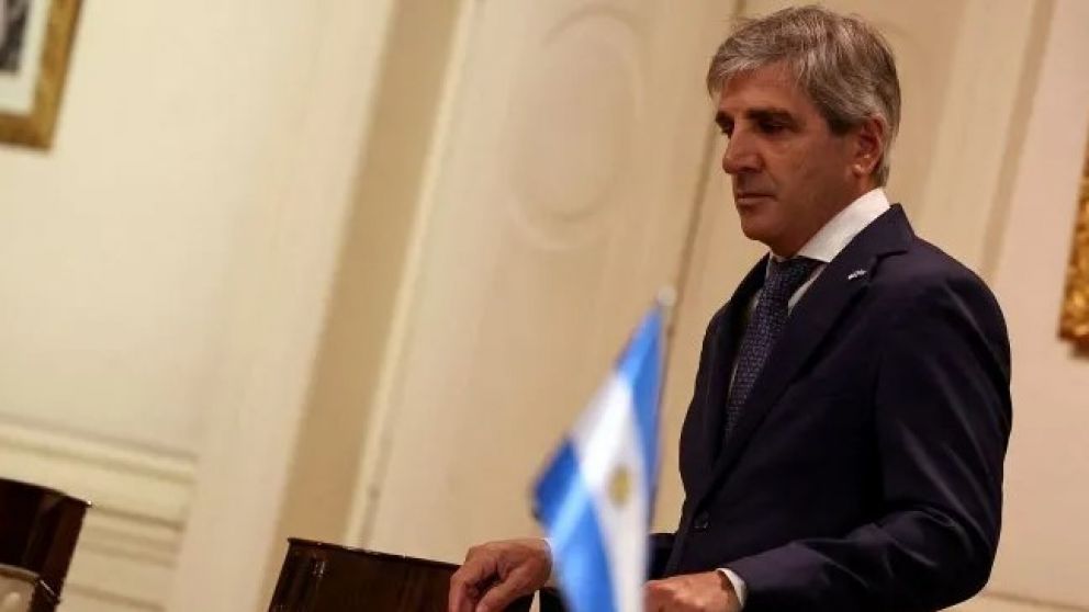 El ministro Luis Caputo pidió postergar pagos al Fondo por casi USD2.000 millones