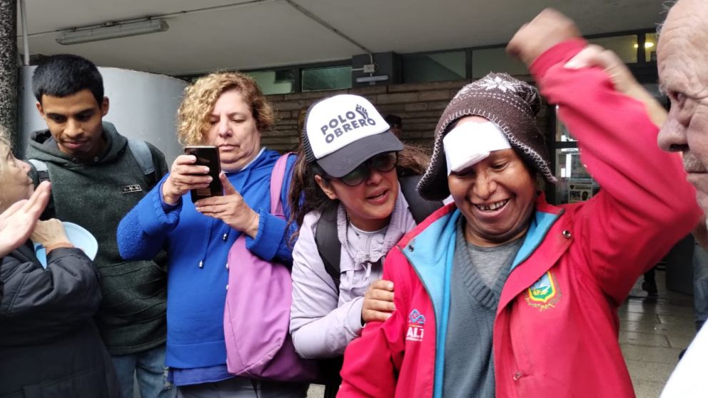 El militante social, cuyo rostro ensangrentado se hizo viral, fue liberado hoy.