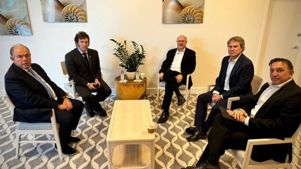 Milei en reuni�n con el embajador argentino en EE.UU. y los titulares del organismo