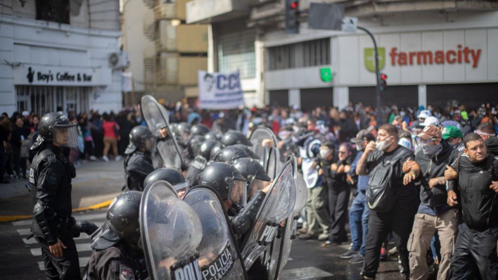 Tras represión policial, dirigentes sociales pidieron que se libere a detenidos.