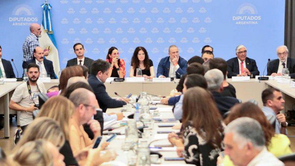 Constitucionalidad del DNU: como no puede forzar su tratamiento, la oposición presionó con juristas