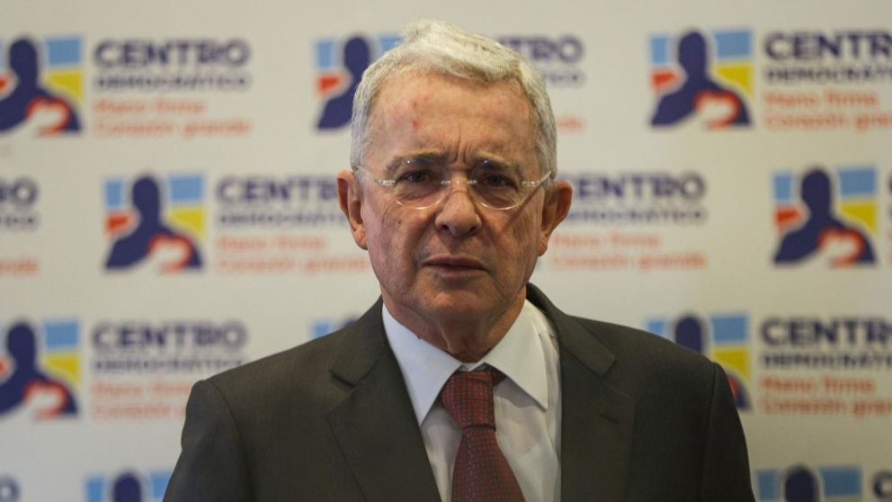 Fiscalía colombiana llevará a juicio al ex presidente Álvaro Uribe