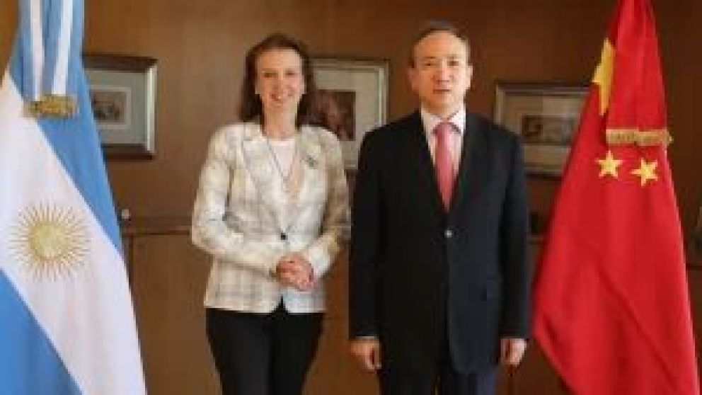  La canciller argentina  tiene previsto visitar la Rep�blica Popular de China a fines de abril. Entre otros temas, buscar� avanzar en acuerdos que den continuidad de las inversiones y asegurar la extensi�n de la l�nea de Swap con yuanes.  