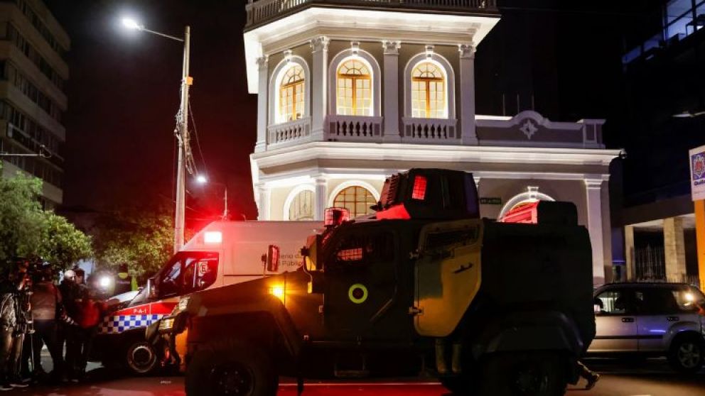 Vehículos militares rodearon la embajada /img/2024/04/06/image_1.pngen Quito (Foto: NA)