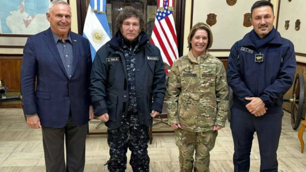 Javier Milei viajó a Ushuaia para ver a Laura Richardson.