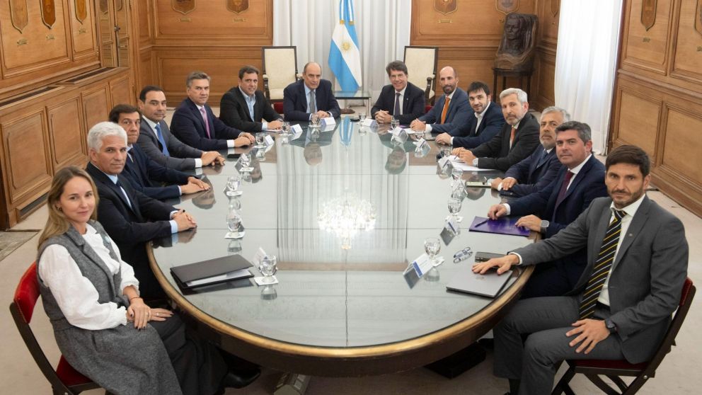 El jefe de Gabinete de Ministros, Nicolás Posse; y el ministro del Interior, Guillermo Francos; se encuentran reunidos en Casa Rosada con los gobernadores provinciales de Juntos por el Cambio. Foto NA