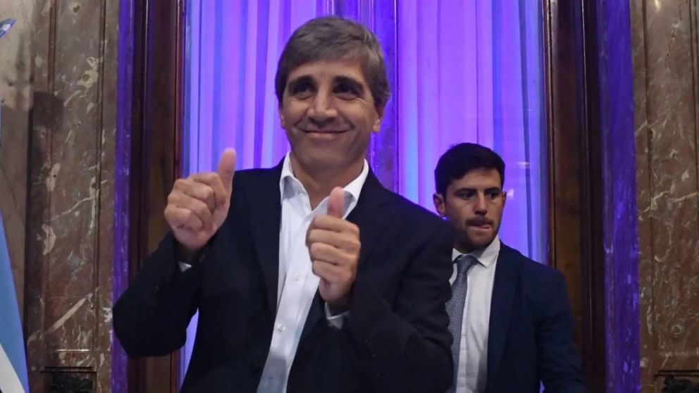 Caputo celebró la baja de precios en supermercados