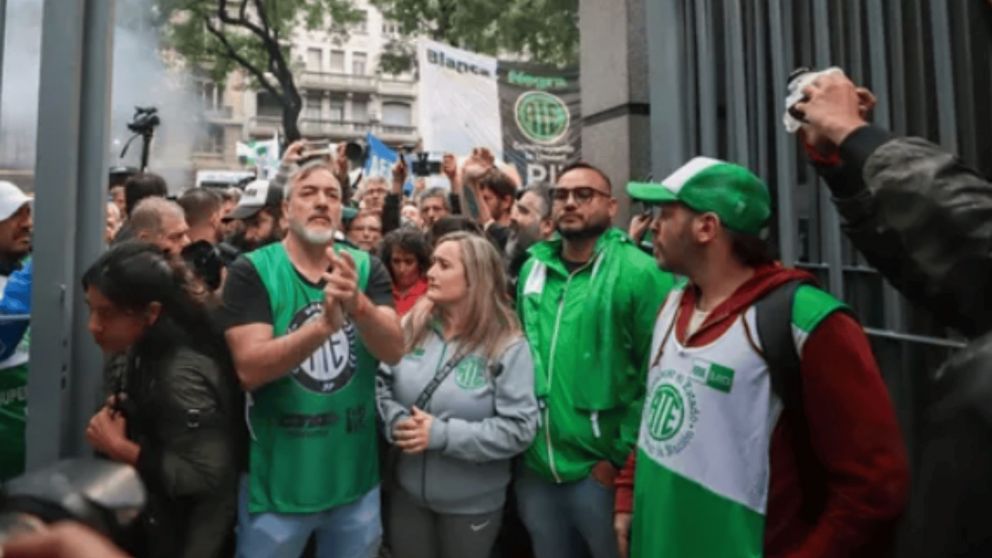 Tras anunciar los despidos masivos, Milei por decreto prorrogó los contratos hasta el 30 de junio