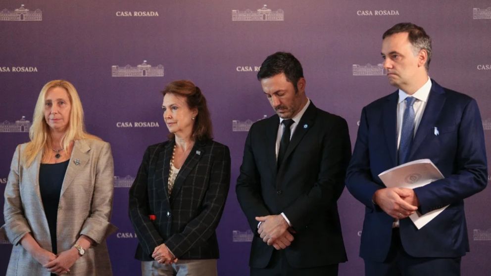 Diana Modino, Luis Petri y Manuel Adorni, presentes en el homenaje