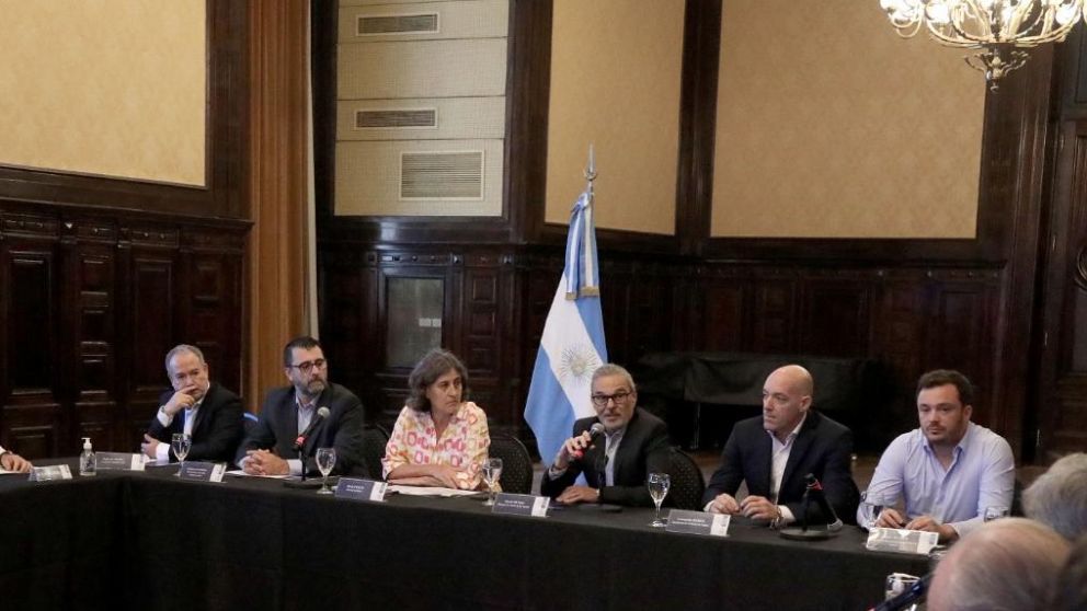 El ministro Russo, en reunión de funcionarios de Salud de todo el país