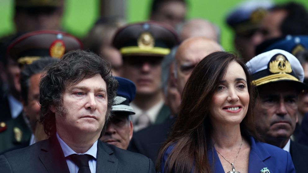 El presidente Javier Milei y la vicepresidenta Victoria Villarruel en el acto principal en la Plaza San Martín