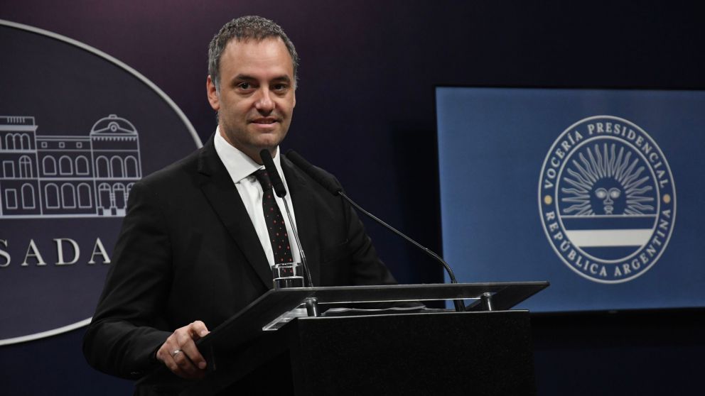 Adorni anunció la medida