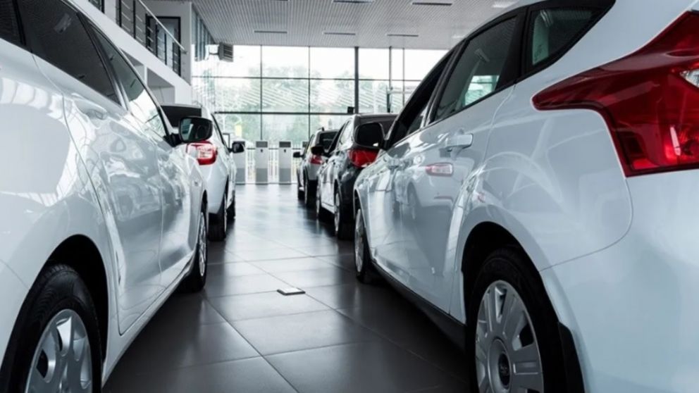 Venta de autos: confirman caída interanual y suba mensual