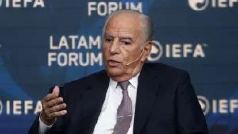 El presidente de Pan American Energy dijo que ve "muy bien el rumbo del Gobierno" y volvió a cuestionar la labor parlamentaria al considerar que "el Congreso no está poniendo lo suyo". Dijo que para que la economía sea competitiva, "debe haber leyes apro