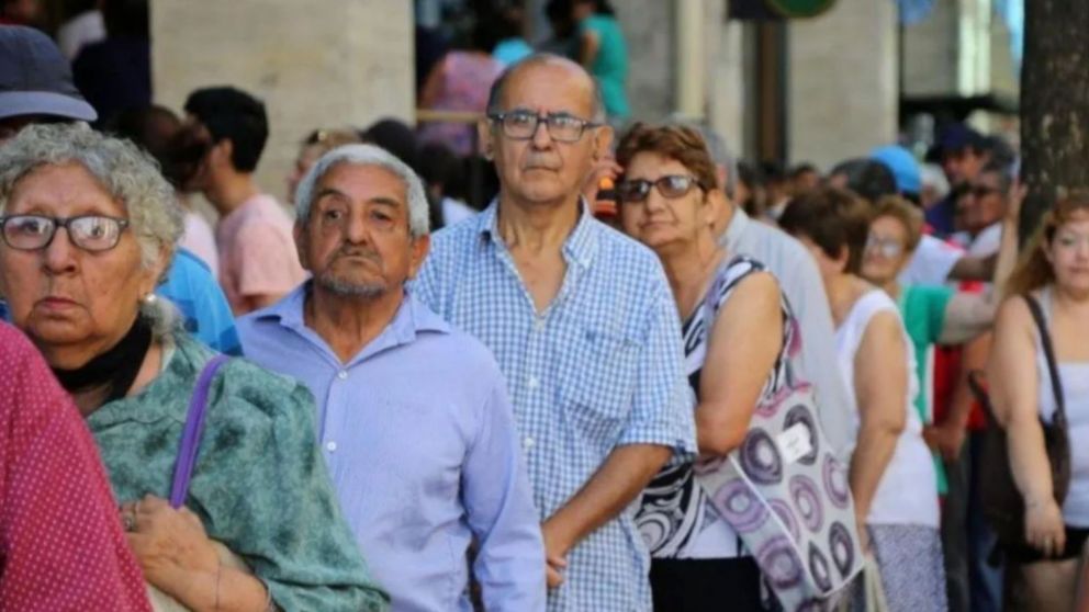 Aumento y bono para jubilados y pensionados 2024: cambia el cronograma de pagos