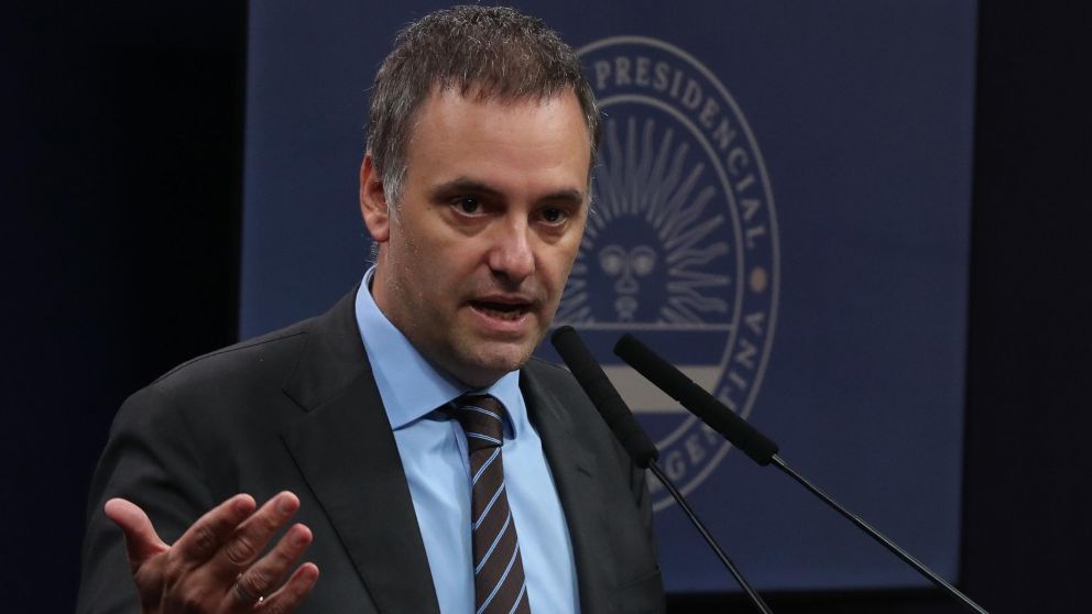 Adorni confirm� que el Gobierno dar� de baja 15 mil contratos de empleados p�blicos.