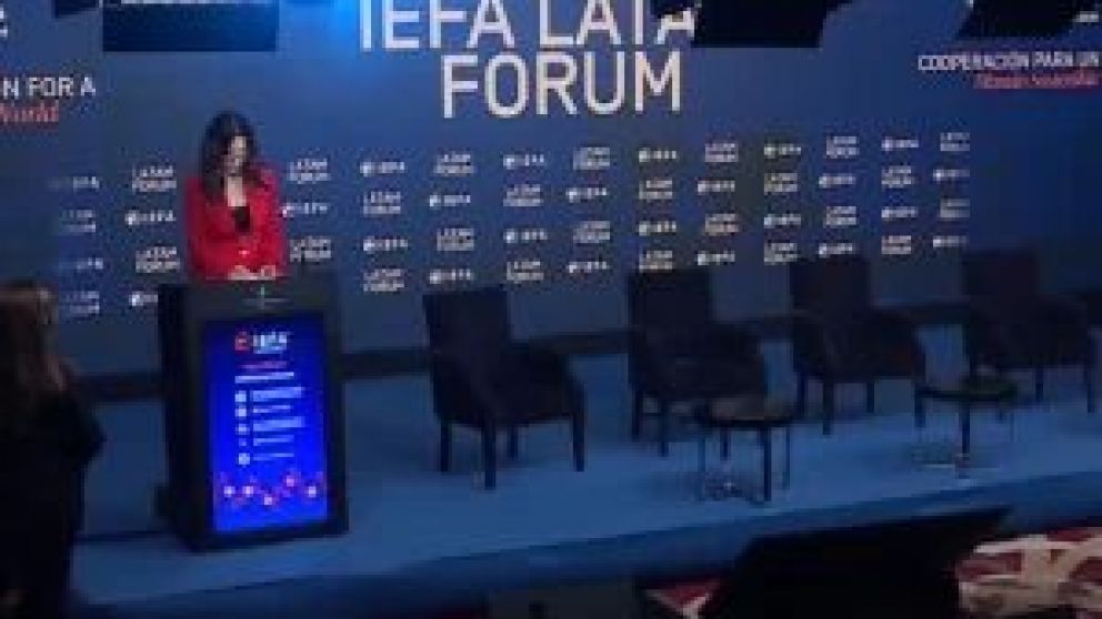 Así lo expresó el presidente en el cierre del foro internacional que convoca a líderes y empresarios para debatir el rol de América Latina en la economía global. Sostuvo que para su gobierno "era fundamental evitar la hiperinflación".