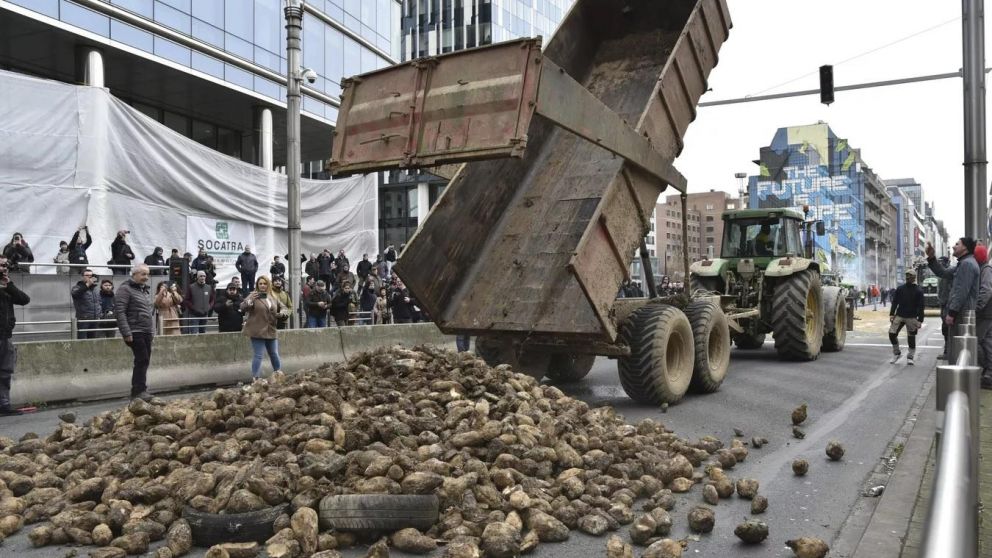 Los agricultores arrojaron abono sobre las rutas
