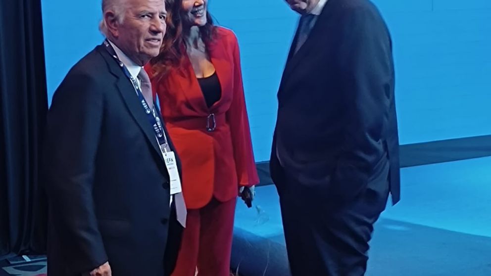 Alejandro Bulgheroni y José Luis Manzano dialogan con Cristina Pérez, moderadora del IEFA