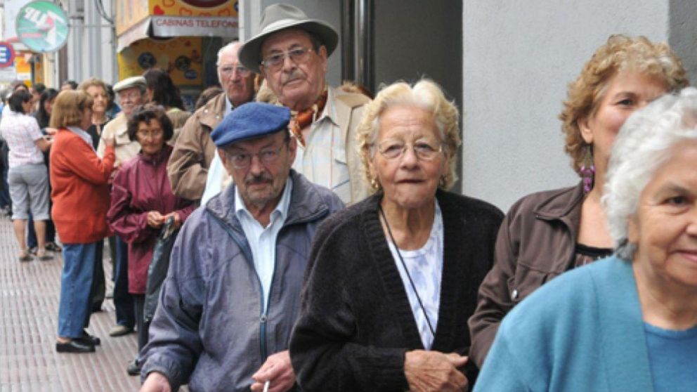 Jubilaciones se actualizan por inflación desde julio, con bonos y adelantos