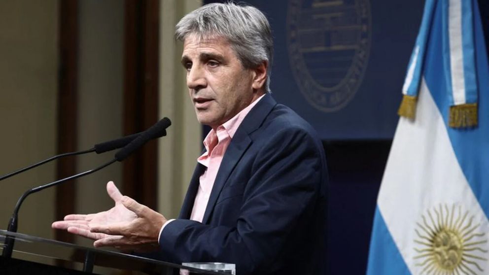 Luis Caputo le puso fecha al fin del cepo al dólar