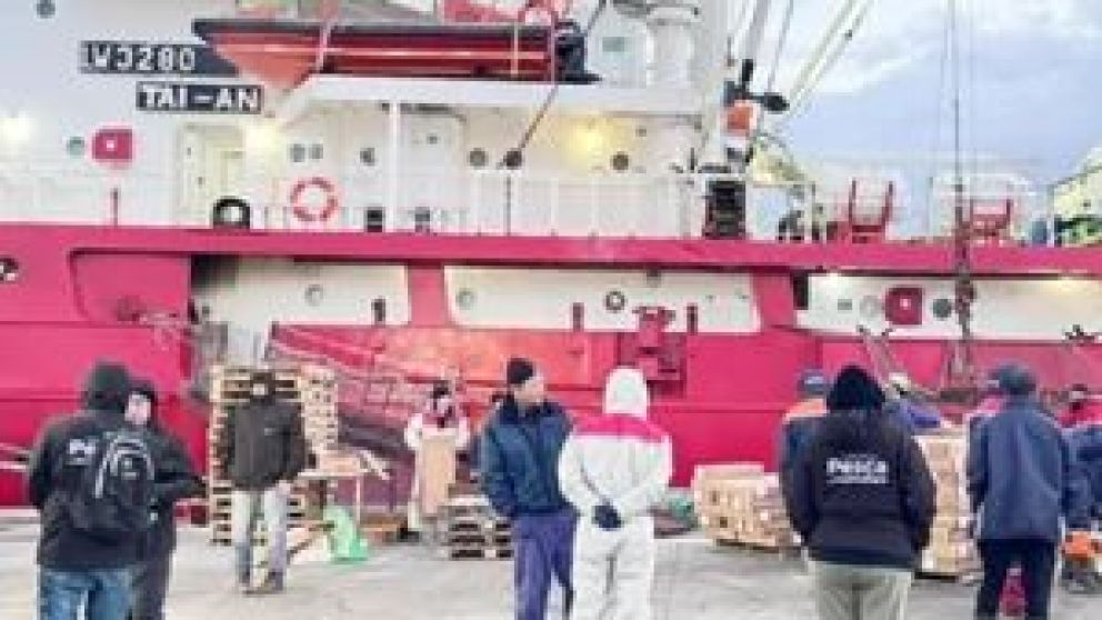 La pesca indiscriminada del recurso generó un duro impacto ambiental, renuncias e implicó a funcionarios de Cancillería. Agustín de la Fuente (CAPIP) señaló que en Argentina las leyes del sector funcionan.