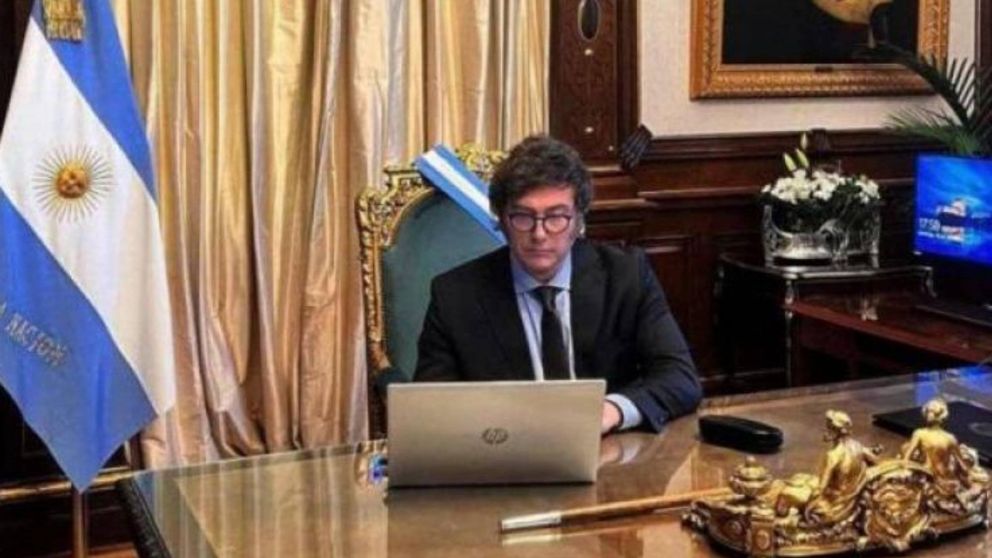 Milei firma DNU que ajusta la jubilación por IPC y dará un adicional de 12,5% en abril