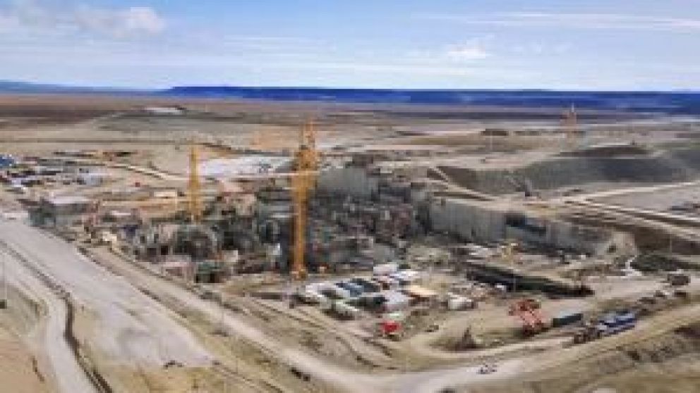  Luego de la reuni�n de conciliaci�n obligatoria, insisti� en que trabaja en conjunto con ENARSA, para resolver la situaci�n que est�n atravesando el proyecto y sus trabajadores. Aclar� que en la condici�n actual no es posible continuar afrontando los sal