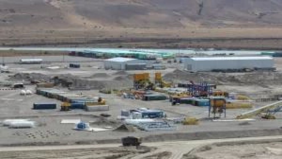 Luego de la reunión de conciliación obligatoria, insistió en que trabaja en conjunto con ENARSA, para resolver la situación que están atravesando el proyecto y sus trabajadores. Aclaró que en la condición actual no es posible continuar afrontando los sal