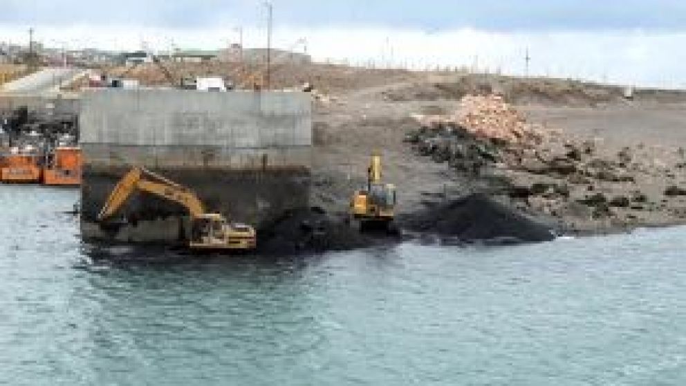 La obra busca brindar seguridad de navegación dado el aumento del tránsito de la actividad pesquera en el sector acceso del puerto en zona de cofferdam.