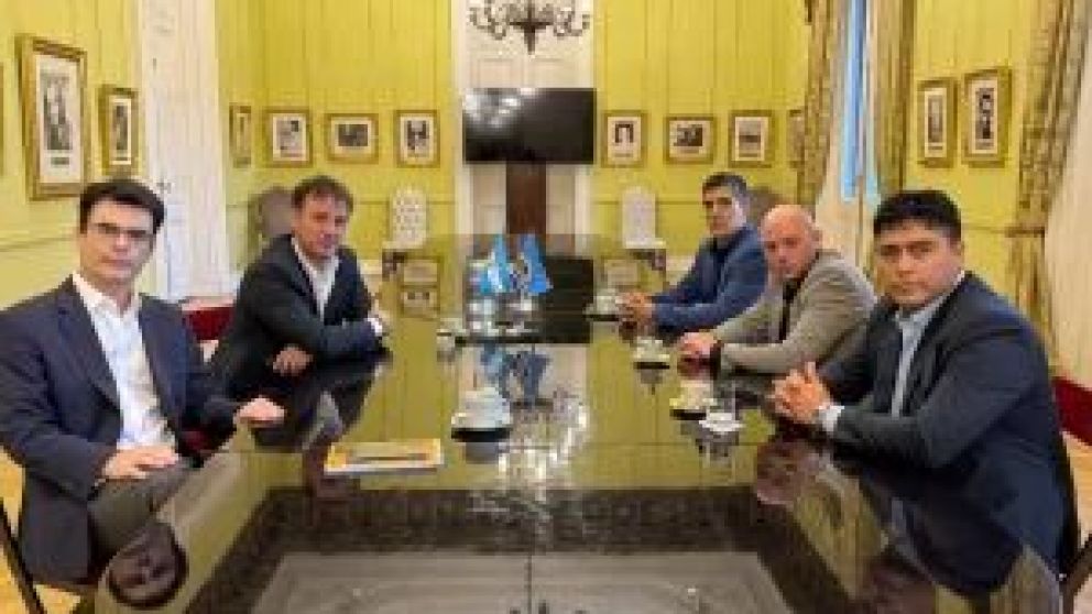 El gobernador de la provincia de Santa Cruz gestionó el encuentro entre el Secretario de Empresas y Sociedades del Estado y el interventor de Yacimientos Carboníferos Río Turbio, Thierry Decoud, con los intendentes de Río Turbio y 28 de Noviembre. Los sa