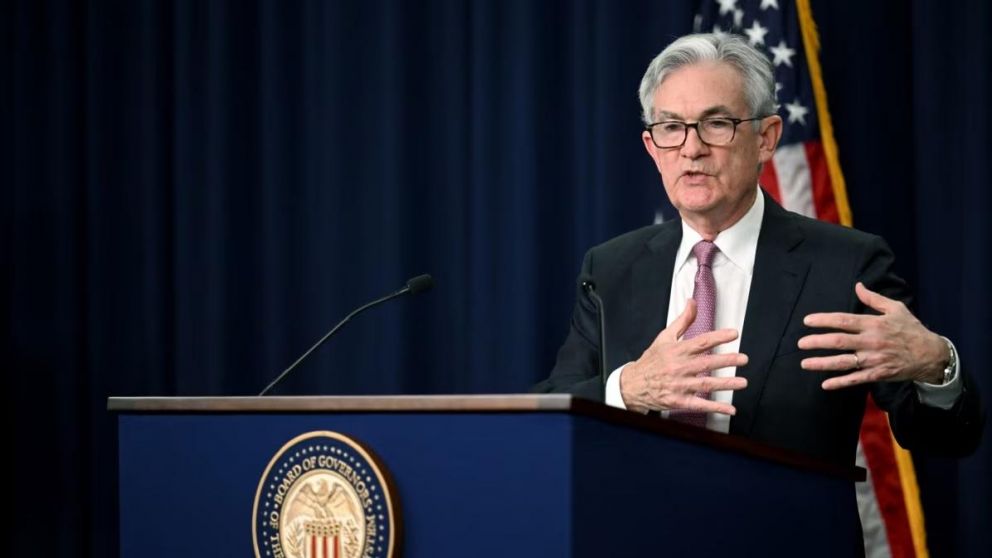 La Fed mantuvo el nivel de tasas, aunque anticipa tres recortes antes de fin de año